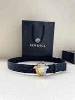 带宽3.8Cm Versace 范思哲 此款缎带腰带风格十分休闲，饰有标志性希腊回纹图案，可搭配休闲单品或高腰正装。 闭合式佩戴 希腊回纹图案 材质： %聚酯纤