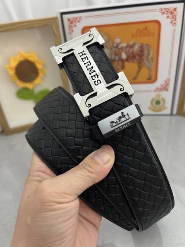 品名 爱马仕.Herm S 材质 原单牛皮腰带 百分百头层牛皮腰带保证真皮 24K纯钢扣 专柜原单品质 做工精细 时尚大牌 送人自用首选 包装 请认准如图专柜包
