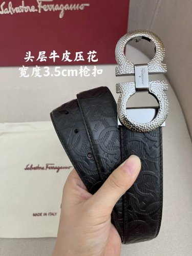 Ferragamo菲拉格慕男士专柜对版金属扣，头层牛皮双面外用腰带，商务通勤休闲场合均适合佩戴。3.5Cm