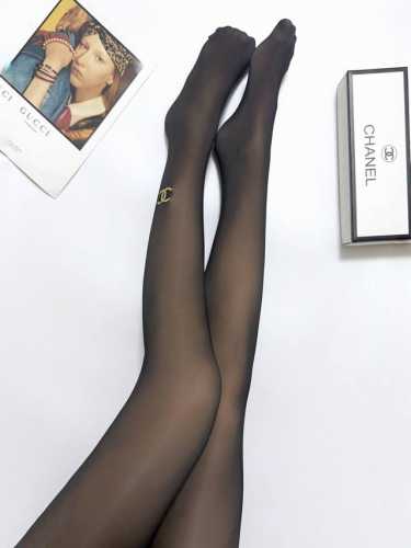 配包装 一盒一双 Chanel香奈儿 Ins爆款，秋冬加厚丝袜 ， 加厚100G 水光黑丝透肤打底连裤袜对版高货！超大弹力。 好看到爆炸 的潮牌丝袜轻微的透肤感