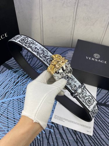 宽度4.0Cm Versace 范思哲 此款经典腰带由柔软的小牛皮制成，配有3D方形美杜莎头像腰带扣。 一面为单色，一面饰有品牌标志性barocco印花。