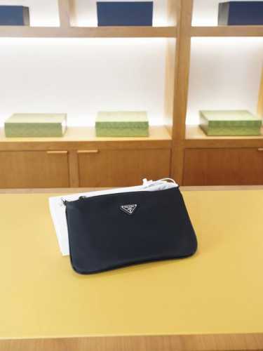 Prada 普拉达 官网同步 高版本 手拿包 全球轰抢单品 原单布料制作 质感超好 日常出门经典百搭 一眼万年的款 非市面普通货 贸易公司订单货 配全套包装礼品