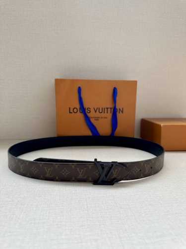 3.0宽Lv Flowergram Round 双面腰带以新颖视角解读路易威登经典元素，令圆瓣 Monogram 花卉化为瞩目金属搭扣。Monogram Emp