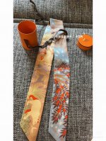 爱马仕Hermes “俄耳甫斯的魔力”Baguette Twilly小丝巾 Twilly小丝巾 100%桑蚕丝 重磅18姆米斜纹面料 这款小巧的真丝配饰点缀双色