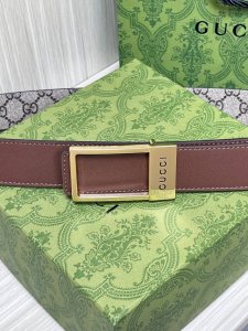 品牌倾情呈献多款双面长方形搭扣男士腰带，一面以标志性图案彰显品牌内涵，另一面以中性色调皮革尽展商务风范。这款腰带采用Gg Supreme和光面皮革打造，长方形搭
