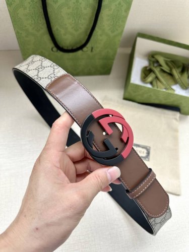 宽度4.0Cm Gucci 这款腰带在品牌系列中惊艳亮相，采用以经典颜色 乌木色组合呈现的品牌双G字母交织图案，与选用头层牛皮材质相得益彰。双色五金效果，突显时