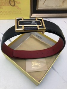 巴宝莉：原单头层野牛皮面：内衬头层牛皮底.正反两面可用.搭配原单扣，原产皮料定制，专柜宽度3.8