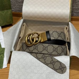 -G家双面腰带 这款采用旋转扣，配印花头层小牛皮压花 进口头层牛皮底 这款腰带通体饰有Gg图案采用热压Signature皮革精制而成，印花纹理坚实。