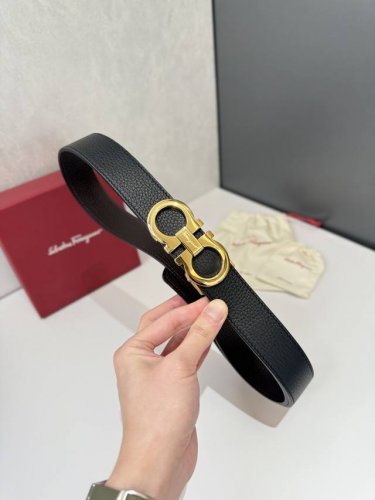 菲拉～格慕 Salvatore 、Ferragamo 是一家意大利奢侈品牌，以其高品质的皮革制品、鞋履和配饰而闻名。菲拉格慕的腰带是其经典产品之一，通常采用优质