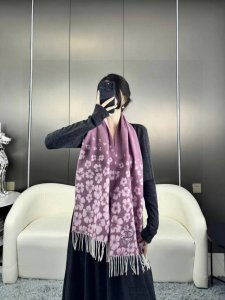 上新！2025秋冬香奈儿男女同款，同步专柜，高端羊绒针织围巾！ 可正式，可随意，非常Classical的设计。这款织法比较难，又很费纱线，工艺难度非常大！！！这