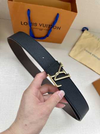 本款 Damier Lv 40 毫米双面腰带做工精良，风格经典。深色牛皮革皮带与 Lv 字母搭扣优雅相称，与精心镂刻的英字母气质优雅，可双面使用，轻松搭配您钟爱 - 点击图像关闭