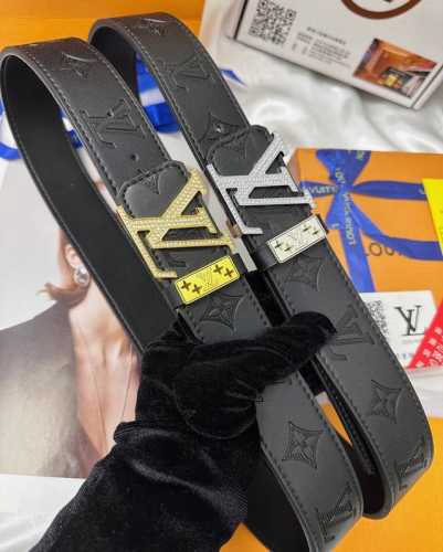 皮带：Lv.路易威登顶级复刻- 腰带：原单品质百分百进口原厂头层牛皮，保证真皮。满钻设计.镶钻工艺.真空电镀.永不掉色.24K纯钢扣头层小牛皮荔枝纹系列双面可用
