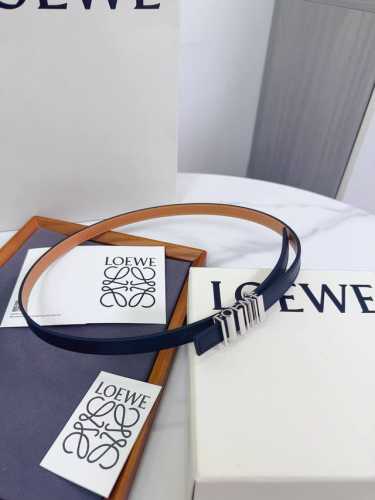 特 Loewe 罗意威专柜最新同款腰带 选用光滑牛皮革窄款腰带 配有Anagram Pebble针扣 卓越的工艺 个性的造型 精美的材质 宽 15Mm