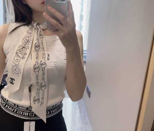 香奈儿 Twilly小丝巾来了，Chanel 名副其实的小可爱， 人手三条闭眼收，我都不拦着 N久都没有见过这么好看的Twilly 真的是真香本香了，凹造型必备