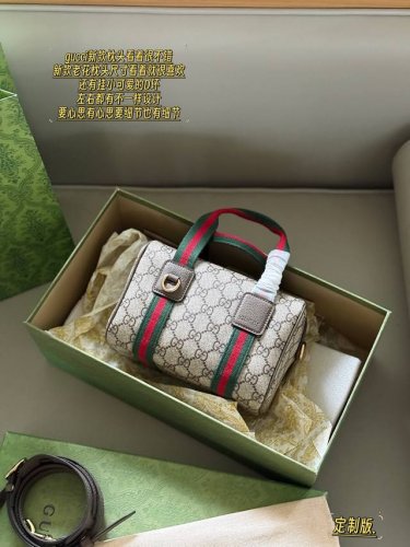 配盒 Size：19*14Cm Gg 25 Ophidia系列网球包枕头包 真的美到窒息 经典红绿条纹配上复古Gglogo，随便一搭都是高级感