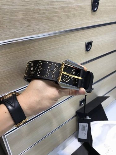 配送专柜包装 打孔针 批专柜同款、实拍专柜官网，尺寸:宽35Mm，原版立体人头针扣 ，极富重金属设计美感 ，双面采用进口原版小牛皮，配制五金戒指，彰显个性，清晰