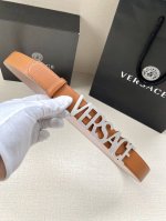 宽度3.0Cm Vrsace 此款腰带采用柔软皮革制成，饰有logo搭扣，并采用衣领铆钉固定，造型经典。
