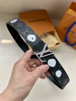 特 4.0宽 Lv X Yk Lv Initiales 双面腰带来自路易威登 X 草间弥生合作系列，展现手绘效果波点印花的艺术精髓。Monogram Eclip