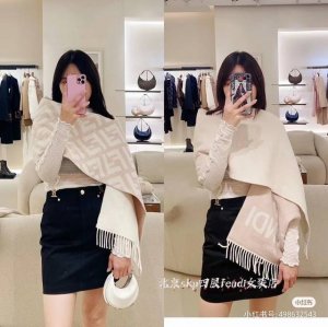 F家。 Ff双面渐变 最新出炉 连代购图都少的新款 炒鸡无敌的美 双面双色提花渐变 羊绒羊毛原料 手感简直了 炒鸡厚实 双面可用 马卡龙的配色 都是经典至极 自