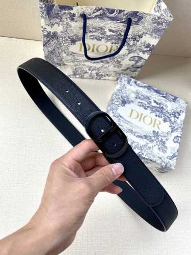 特 宽度3.5Cm Dior这款腰带扣采用“Cd”标志造型，以金属覆层黄铜精心打造。可与各式35毫米腰带搭配，提升格调，打造优雅精致的造型。 牛皮革双面腰带融合