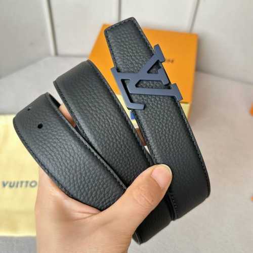 特 寬度：35Mm Lv S-Lock系列 精緻的字母搭扣 搭配驢家法國原廠荔枝紋皮料 手感超好 雙面用