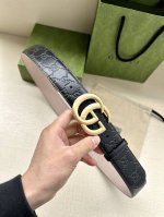 宽度4.0Cm 搭配原版皮带扣 、腰带以采用热压印技术的gucci Signature皮革精制而成，触感厚实，印花图案清晰分明。顶端为金属gg细节，反射gucc