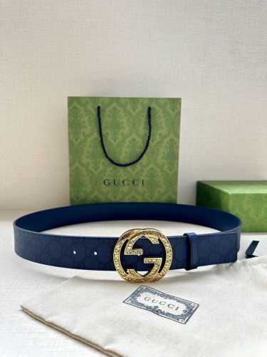 宽度3.8Cm Gucci 这款双面腰带巧妙融合gg Supreme帆布与头层品牌纹理材质，演绎历久弥新的实用设计理念。富有辨识度的双g配件再现典藏搭配，诠释当