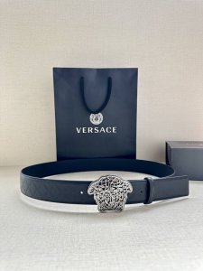宽度3.8Cm 范思哲 Versace 此款皮带配有镂空Medusa金银丝搭扣，搭扣四周环绕Greca图案。
