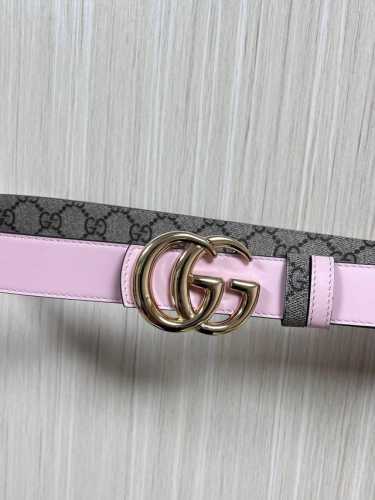 2025秋冬系列焕新演绎富有辨识度的Gg Marmont系列。这款双面窄版腰带采用Gg印花压纹皮革与皮革材质匠心打造，缀饰双G搭扣。 商品细节 一面为粉色Gg印