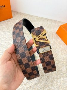 品名： Lv..路易..威登腰带皮带原单 DDD 型号：挂扣，经典纯钢材质挂扣，头层牛皮，图片实物拍摄 DDD 材料：头层牛皮，挂扣系列，纯钢材质扣头，钯镀电镀