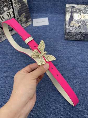 特 迪奥550 2.0Cm 这款 30 Montaigne Avenue 腰带从同名手袋汲取灵感，是二零二三年秋季新品。采用黑色光滑 牛皮革精心制作，质感柔软， - 点击图像关闭