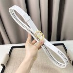 特 。 Dior 23独家新款 30 Montaigne Cd 腰带扣 内侧饰以 Christian Dior Paris 标志 浅金色饰面金属细节，白色玻璃珠