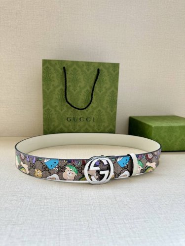 特 宽度3.8Cm Gucci Gg Marmont系列每一季都会推陈出新，为灵感源于70年代的标志性 旋转Gg配件注入宠物现代精髓。这款Gg Supreme帆