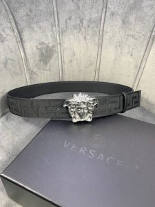 p 210宽度：4.0Cm （范思哲） 此款帆布回纹皮底 腰带饰有标志性的Versace美杜莎头像扣，彰显品牌格调。是一款精美的衣橱必备单品。