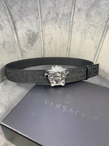 p 210宽度：4.0Cm （范思哲） 此款帆布回纹皮底 腰带饰有标志性的Versace美杜莎头像扣，彰显品牌格调。是一款精美的衣橱必备单品。