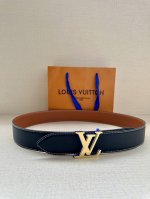 4.0宽 本款 Lv Shield 双面腰带出自 2024 秋冬时装秀 字母与 Monogram 花卉，展现西部牛仔的灵感启发。双重缝线穿梭于皮革内外两侧，成就