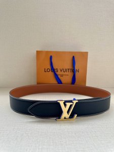 4.0宽 本款 Lv Shield 双面腰带出自 2024 秋冬时装秀 字母与 Monogram 花卉，展现西部牛仔的灵感启发。双重缝线穿梭于皮革内外两侧，成就