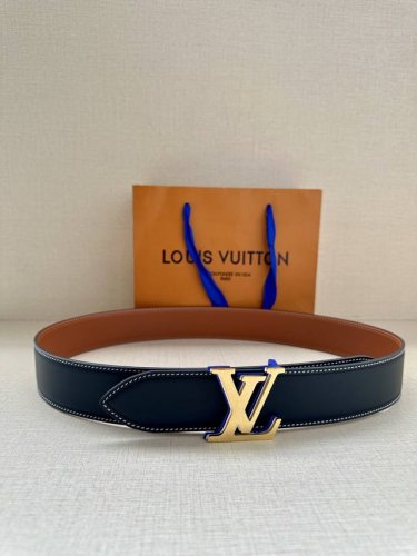 4.0宽 本款 Lv Shield 双面腰带出自 2024 秋冬时装秀 字母与 Monogram 花卉，展现西部牛仔的灵感启发。双重缝线穿梭于皮革内外两侧，成就