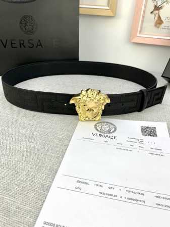 宽度：4.0Cm 范思哲 此款帆布回纹皮底 腰带饰有标志性的Versace美杜莎头像扣，彰显品牌格调。是一款精美的衣橱必备单品。 - 点击图像关闭
