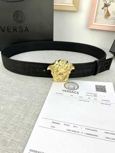 宽度：4.0Cm 范思哲 此款帆布回纹皮底 腰带饰有标志性的Versace美杜莎头像扣，彰显品牌格调。是一款精美的衣橱必备单品。