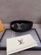 Lv Dimension 4.0双面腰带将经典格调引入新颖尺幅设计。皮革压印 Lv 字母和 Monogram 花卉，与纤秀 Lv 字母搭扣相映成趣，令品牌标识低