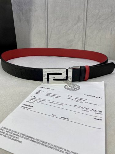 宽度3.5Cmversace 范思哲 此款柔软的手掌纹皮带饰有一个几何形状的希腊回纹别扣，既时尚又优雅。