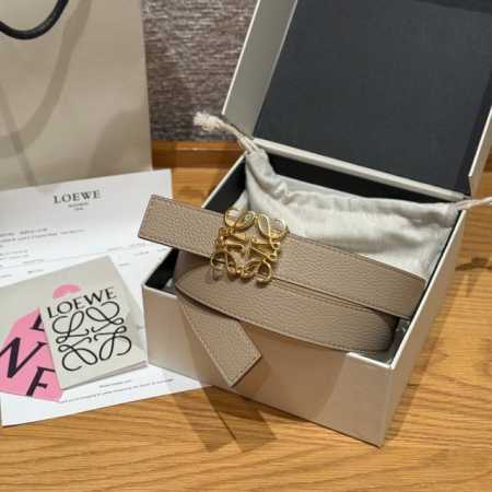 新款女士腰带 Ewe 意威经典Logo腰带实用性很强 光滑小牛皮双面腰带，配有Ewe Anagram搭扣 腰带非常有质感，喜欢Ewe的Logo设计，优雅 宽度： - 点击图像关闭