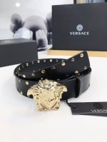 皮革腰带，以经典 Versace 美杜莎头像装饰，皮带配有闪亮五金，增添造型魅力。完美时尚必备单品。4.0宽