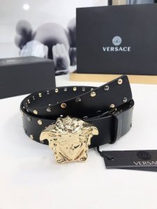 皮革腰带，以经典 Versace 美杜莎头像装饰，皮带配有闪亮五金，增添造型魅力。完美时尚必备单品。4.0宽