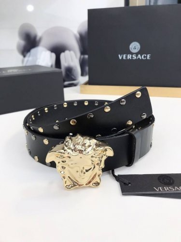 皮革腰带，以经典 Versace 美杜莎头像装饰，皮带配有闪亮五金，增添造型魅力。完美时尚必备单品。4.0宽