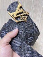 特 4.0Mm当季新款 一面一面帆布印格，一面小牛压花，搭配花朵精品扣头做工精细，质量保证。