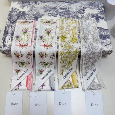 官方同步新款 迪奥飘带 发带 这款 Mitzah 丝巾采用桑蚕丝斜纹面料精心制作，饰以彼得罗 鲁福 Pietro Ruffo 设计的多色 Millefiori