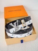品名： Lv..路易..威登腰带皮带原单 型号：挂扣，经典纯钢材质挂扣，头层牛皮，图片实物拍摄 材料：头层牛皮，挂扣系列，纯钢材质扣头，钯镀电镀工艺永不掉色。原
