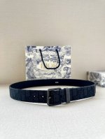 Dior 这款腰带采用黑色超迷你 Oblique 印花面料精心制作，搭配金属覆层黄铜腰带扣，彰显优雅时尚的风范。腰带长度可调节，可与各式 35 毫米腰带扣随心搭